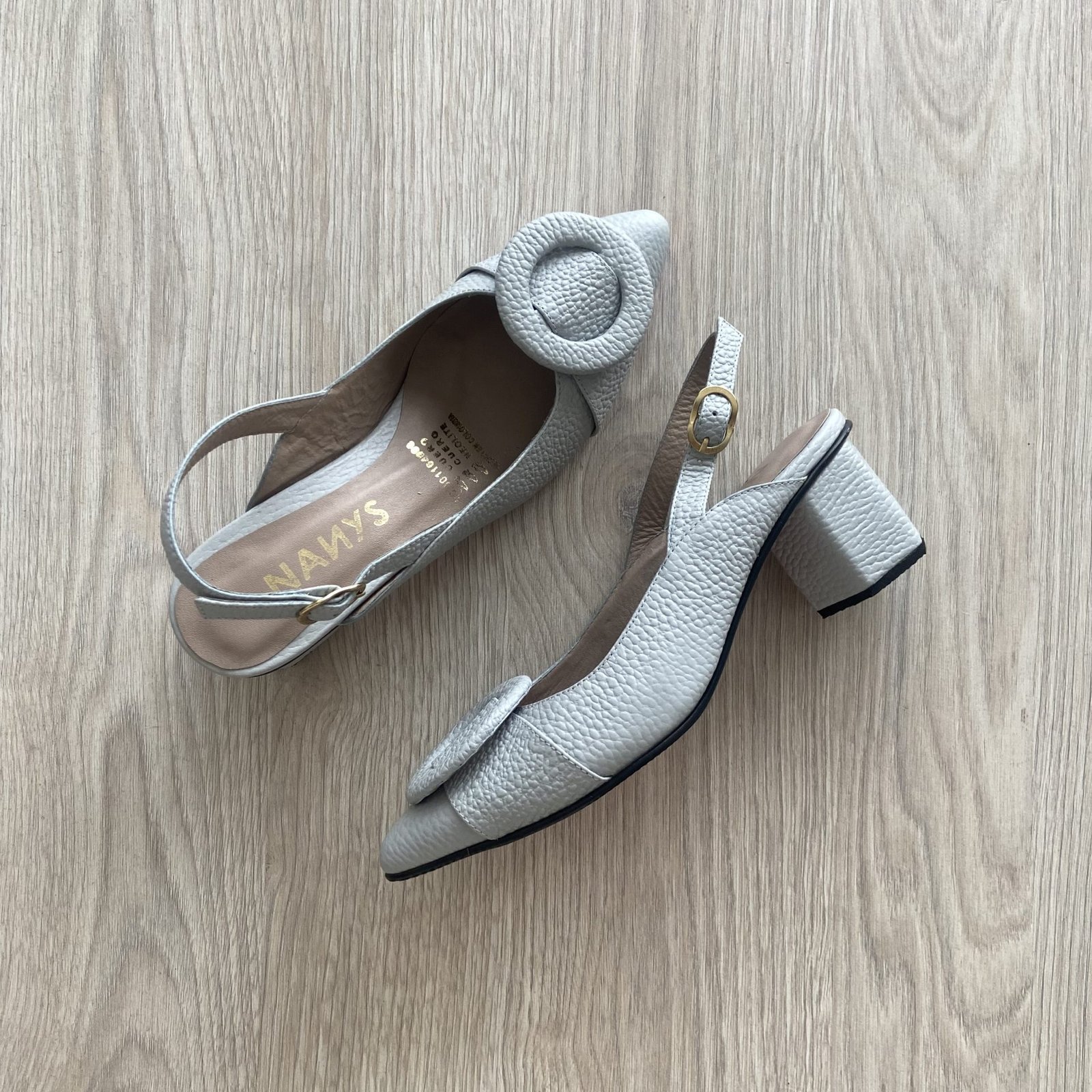 Zapatos gris niebla en cuero con hebilla forrada en cuero