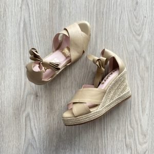 Sandalias pardo en cuero con plataforma en yute