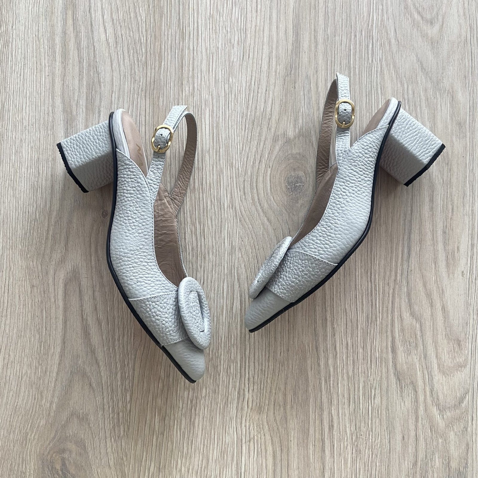 Zapatos gris niebla en cuero con hebilla forrada en cuero - Imagen 2