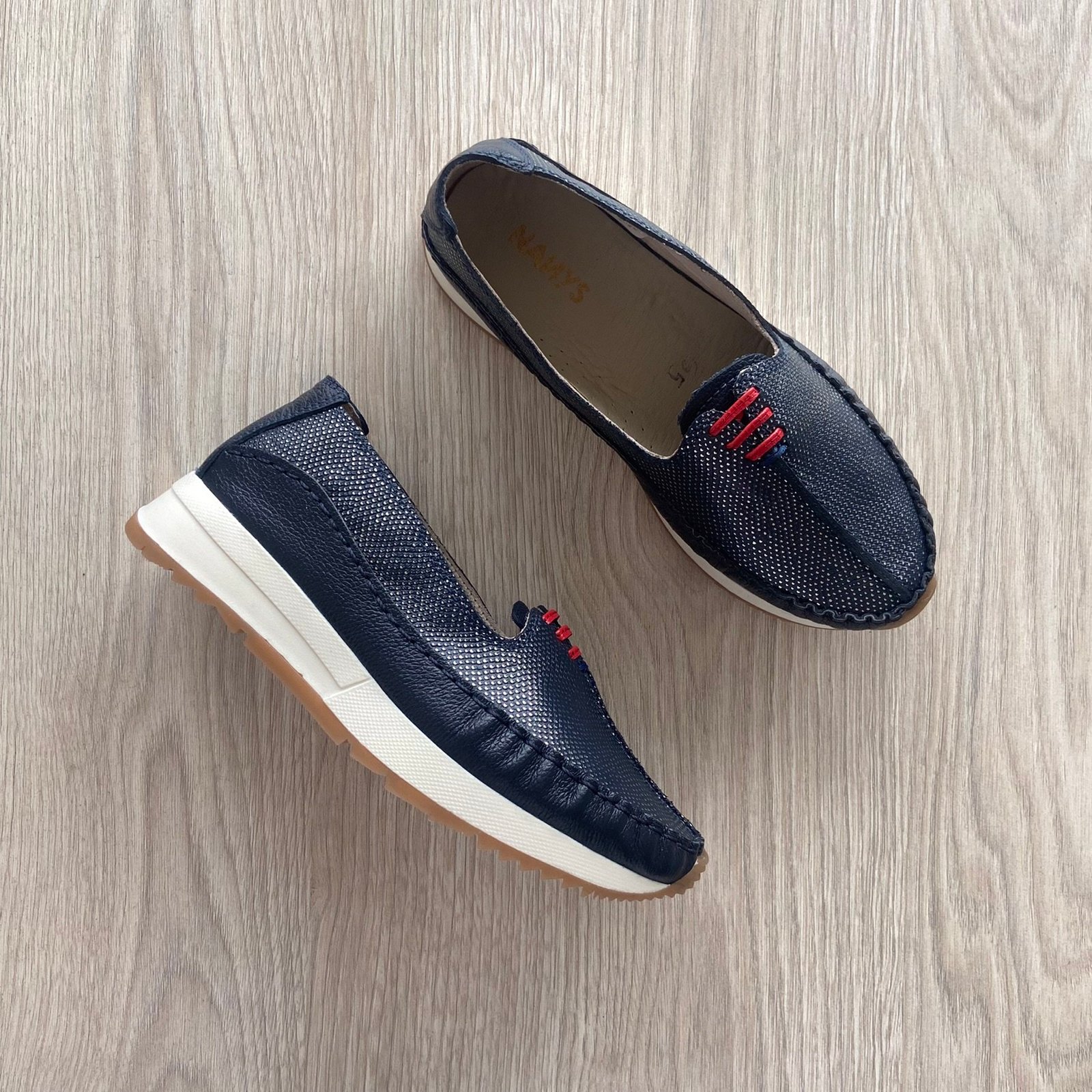 Mocasines azules en cuero con folia y aplique rojo - Imagen 4