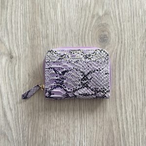 Billetera lila con cremallera en cuero tipo folia
