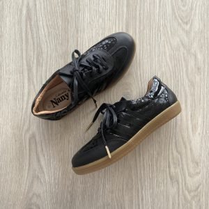 Tenis negro en cuero con suela en goma cafe