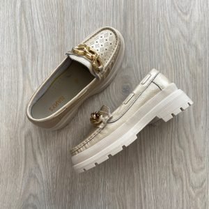 Mocasines dorados en cuero con herraje