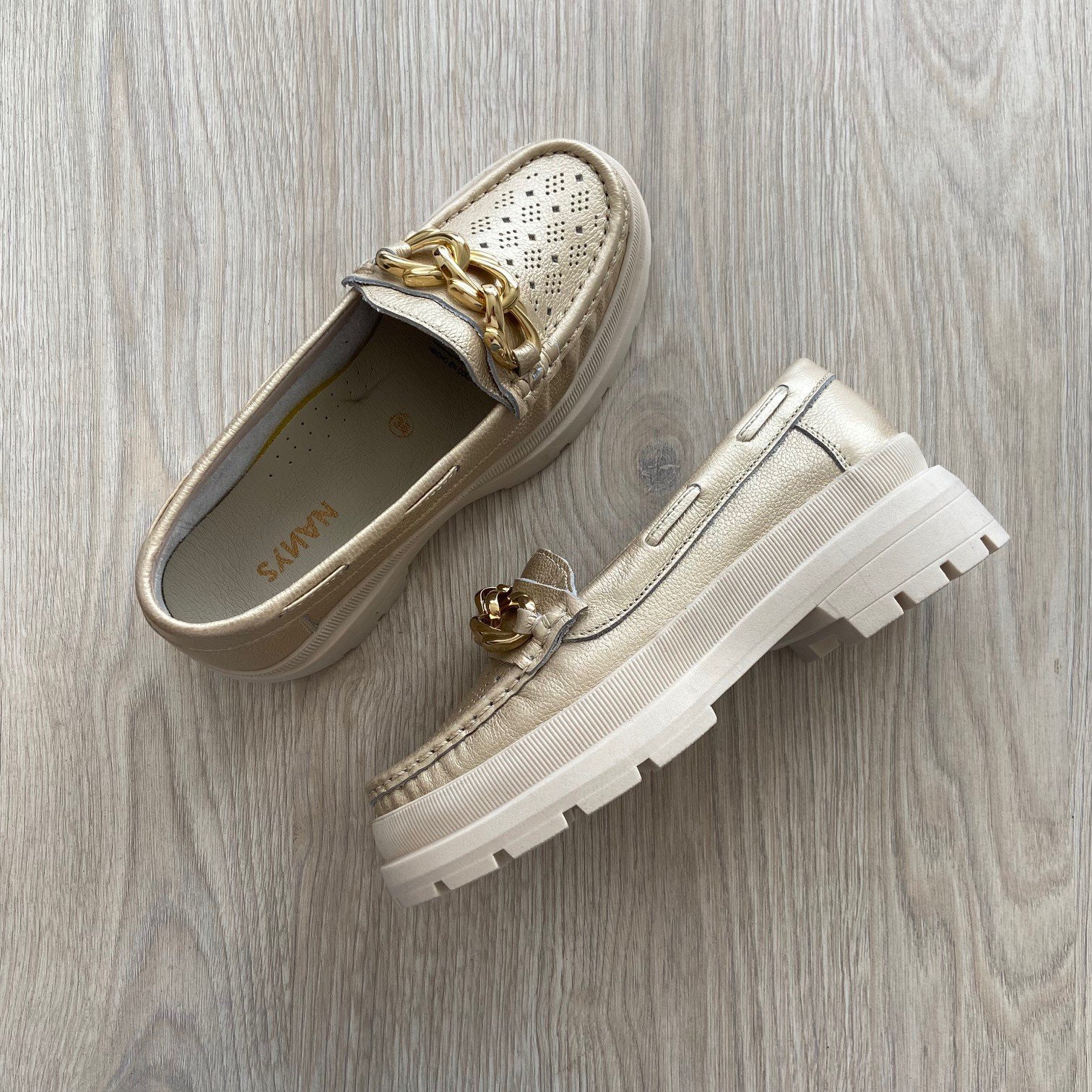 Mocasines dorados en cuero con herraje