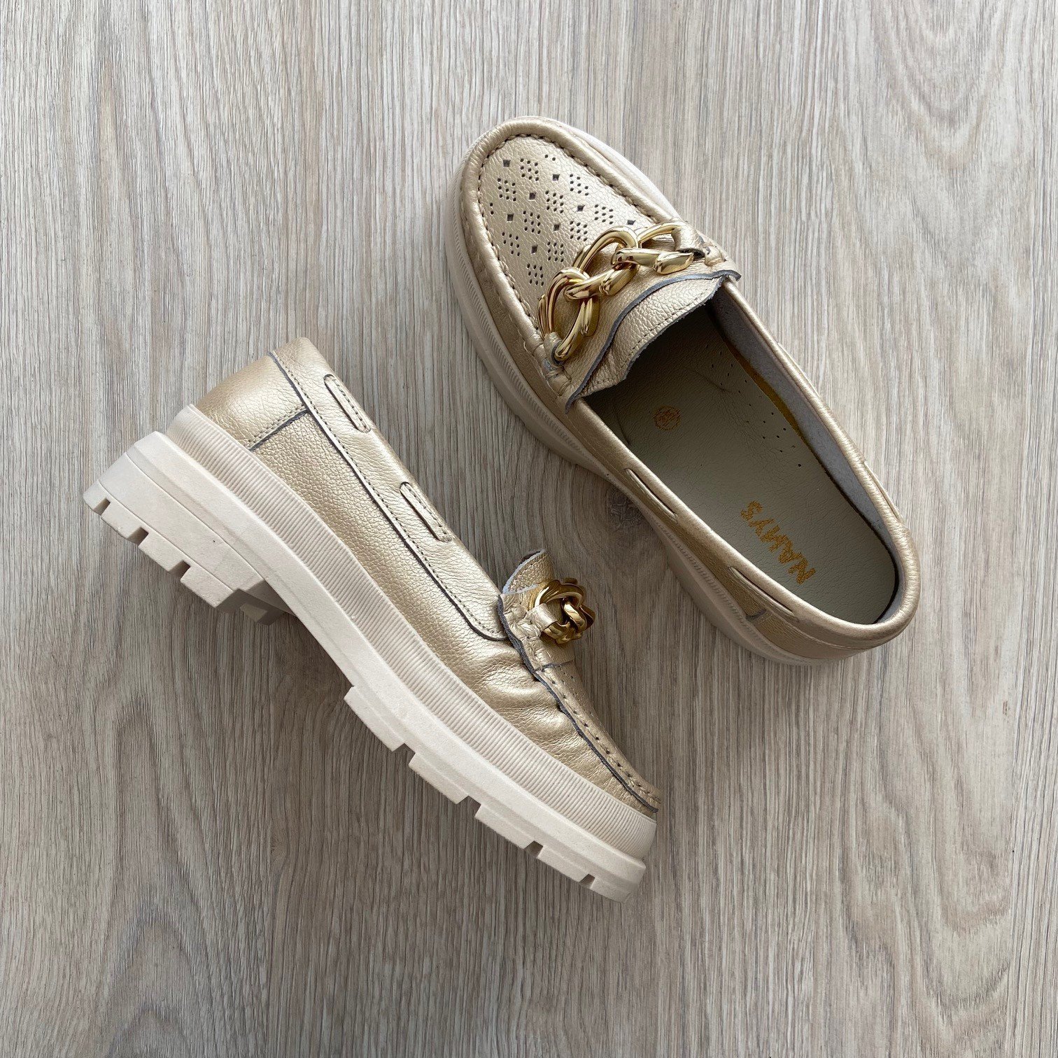 Mocasines dorados en cuero con herraje - Imagen 2