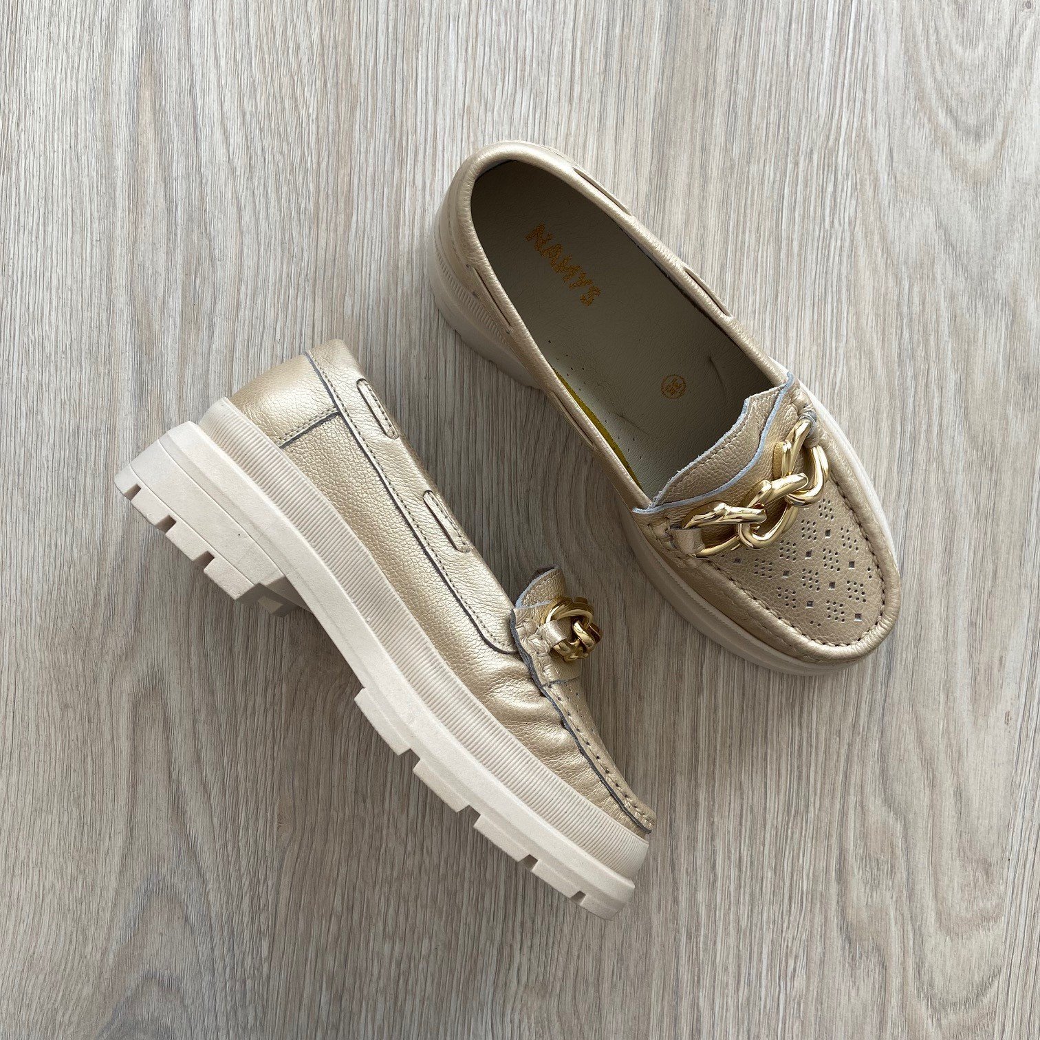 Mocasines dorados en cuero con herraje - Imagen 3