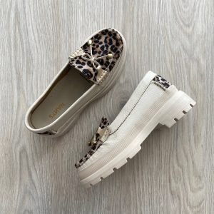 Mocasines beige con animal print en cuero