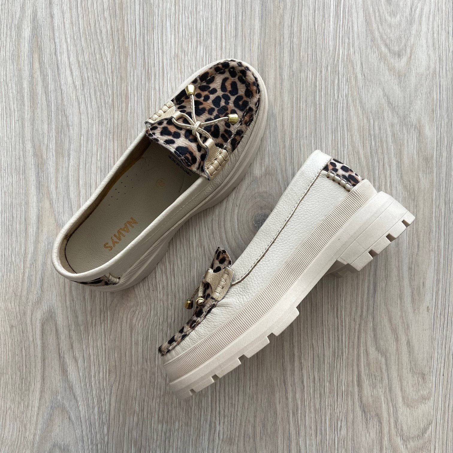 Mocasines beige con animal print en cuero