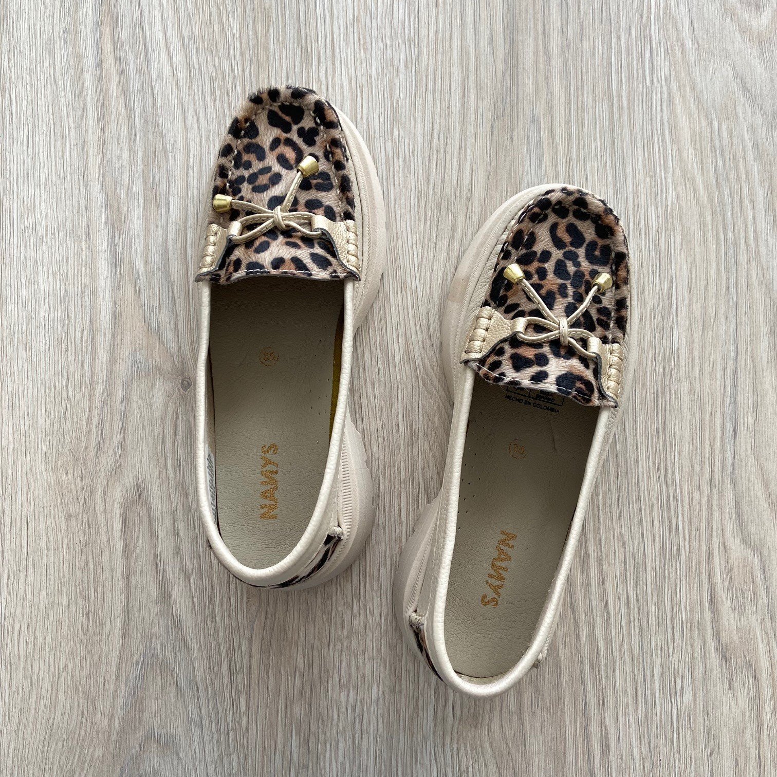 Mocasines beige con animal print en cuero - Imagen 3