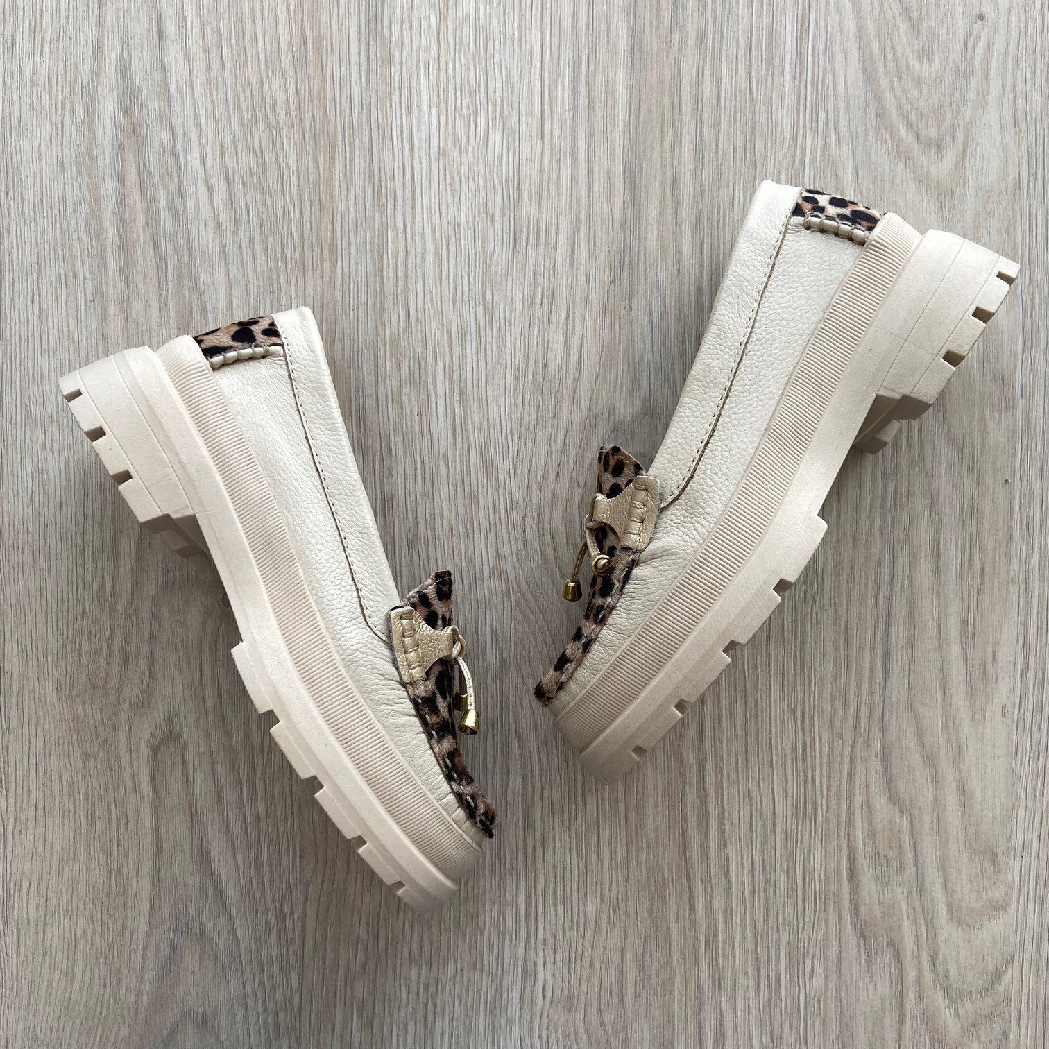 Mocasines beige con animal print en cuero - Imagen 4