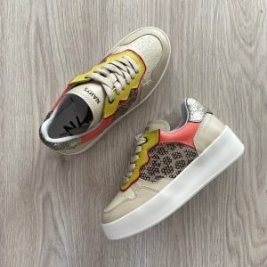 Tenis talco con taupe animal print, naranja y verde limón en cuero
