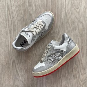 Tenis plateados con blanco y folia en cuero