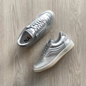 Tenis plateados en cuero