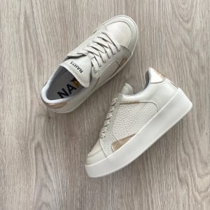 Tenis talco con dorado en cuero