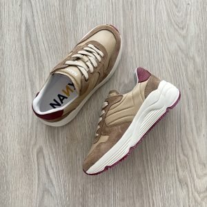 Tenis taupe en cuero con suela en goma