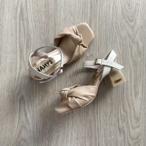 Sandalias palo rosa con talco en cuero