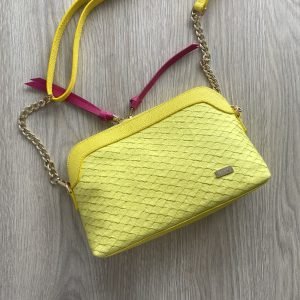 Bolso amarillo en cuero tipo folia con cadena