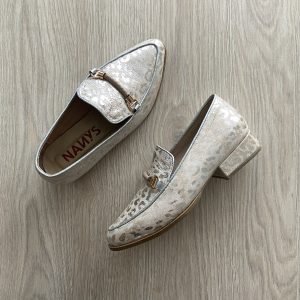 Zapato plateado en cuero tipo folia con herraje