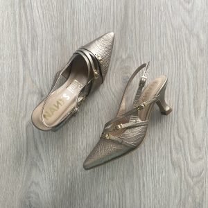 Zapatos bronce en cuero con correas