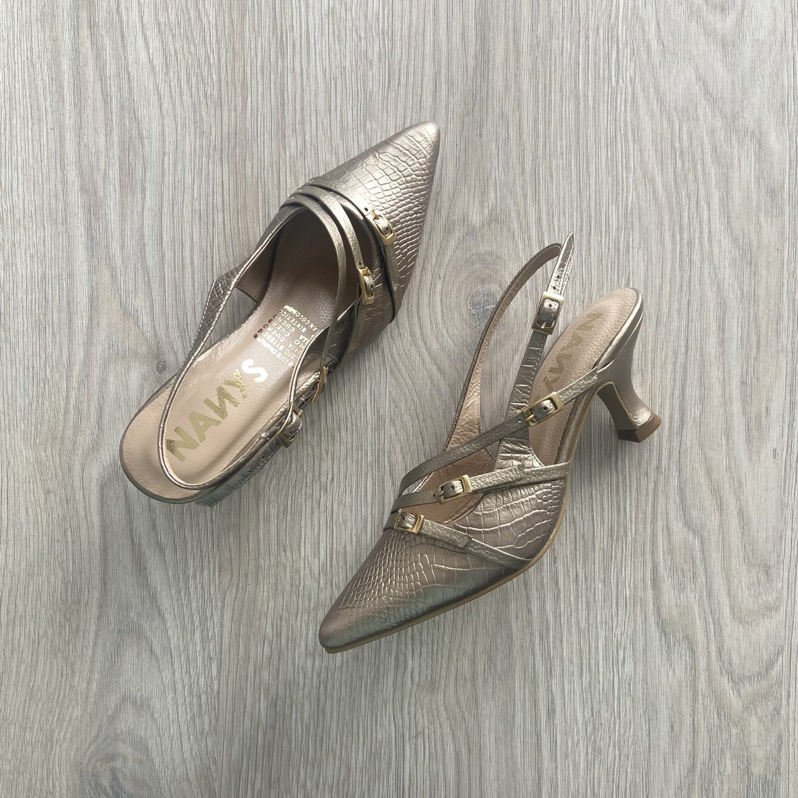 Zapatos bronce en cuero con correas