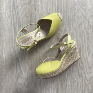 Sandalias amarillas en cuero con plataforma en yute