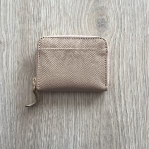 Billetera palo rosa con cremallera en cuero