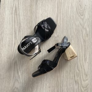 Sandalias negras en cuero tipo folia