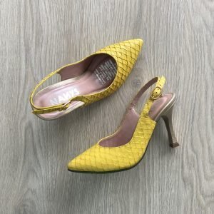 Zapatos amarillos en cuero con tacón dorado