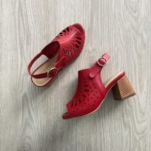 Sandalia roja en cuero con perforaciones laser