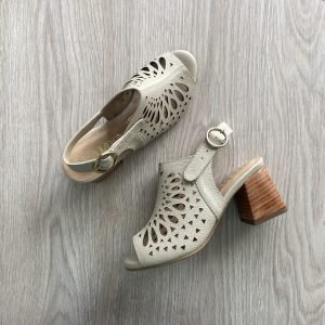 Sandalia talco en cuero con perforaciones laser