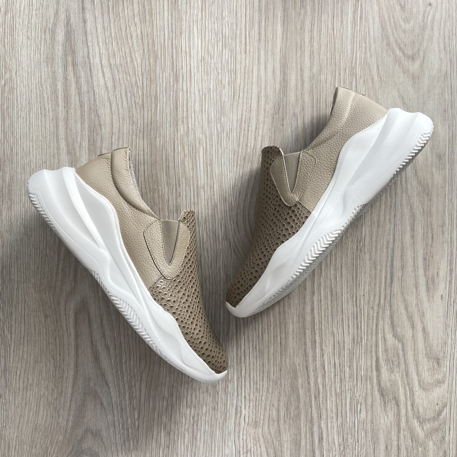 Tenis taupe sin cordones en cuero - Imagen 2