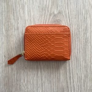 Billetera naranja con cremallera en cuero