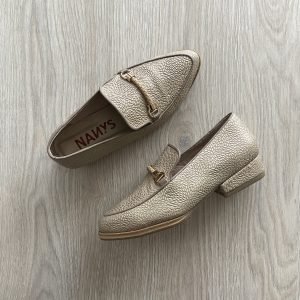 Zapato taupe en cuero tipo folia con herraje