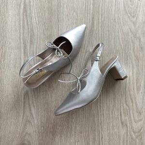 Zapatos plateados en cuero con moño