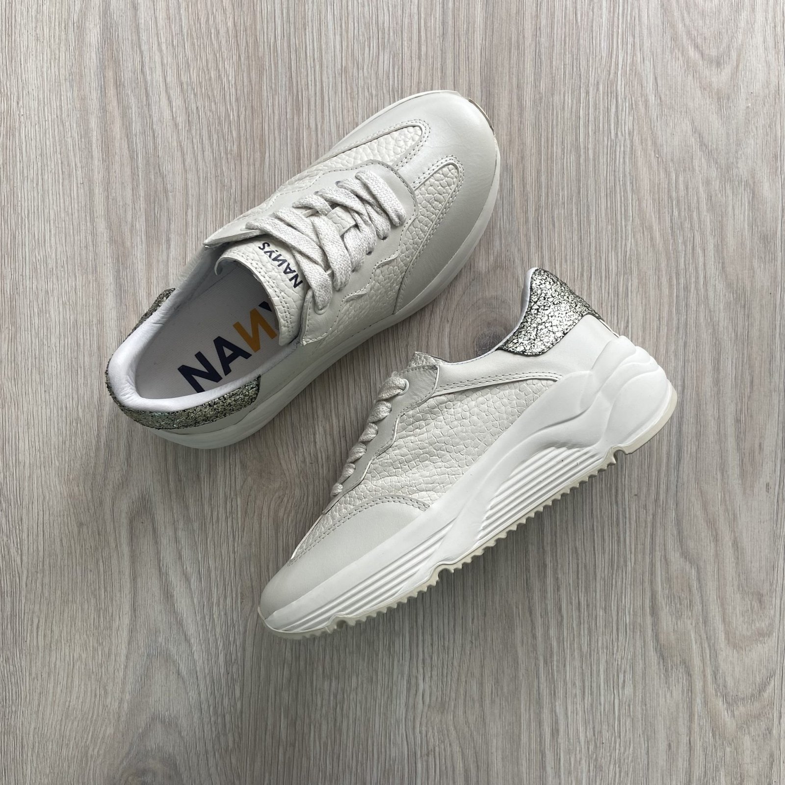 Tenis talco en cuero con suela en goma