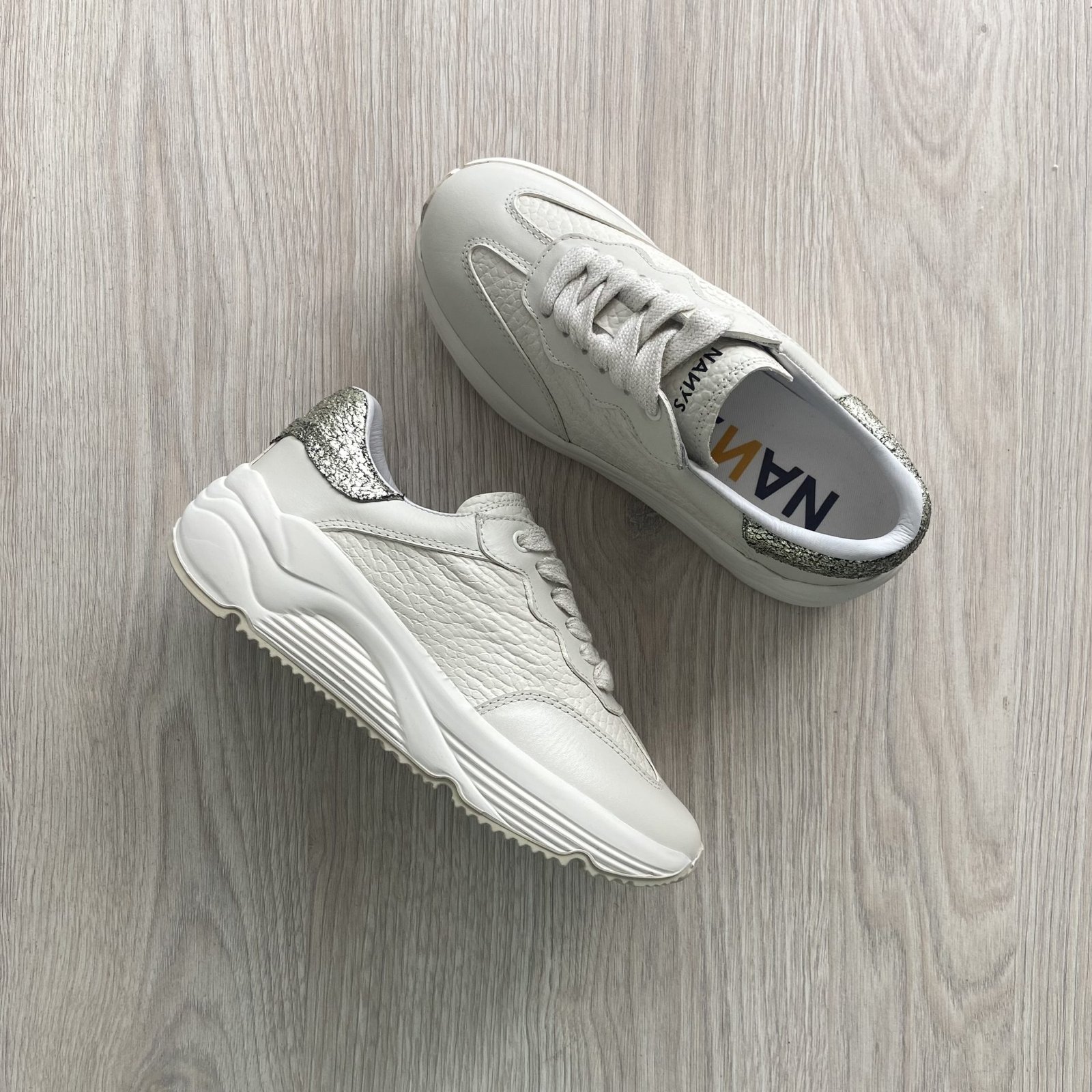 Tenis talco en cuero con suela en goma - Imagen 2