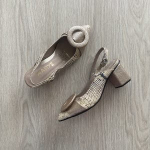 Zapatos dorado en cuero tipo folia con hebilla forrada en cuero