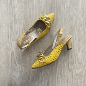 Zapato amarillo en cuero con cadena dorada