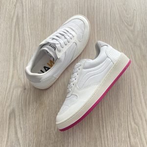 Tenis blancos en cuero con suela fucsia
