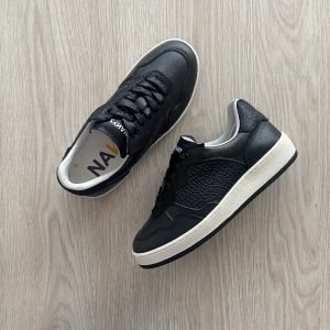 Tenis negros en cuero con tapete negro