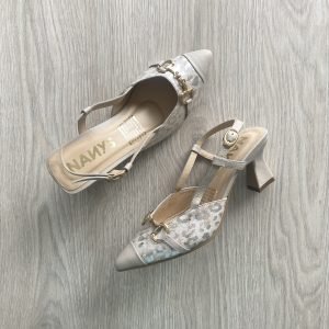 Zapato plateado con arena en cuero y herraje