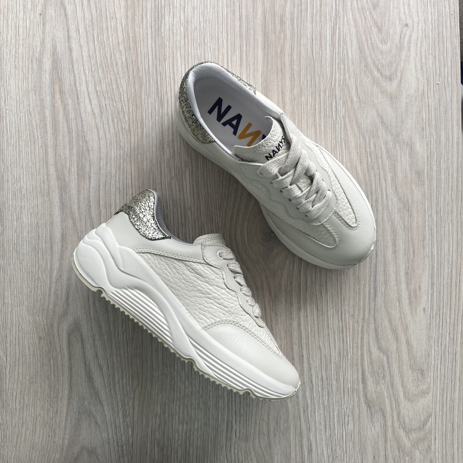 Tenis talco en cuero con suela en goma - Imagen 3