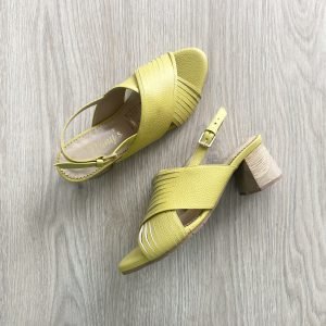 Sandalias amarillas cruzadas en cuero