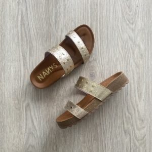 Sandalia dorada en cuero con taches