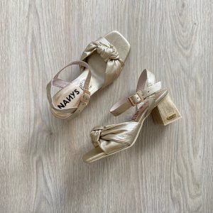 Sandalia dorada en cuero