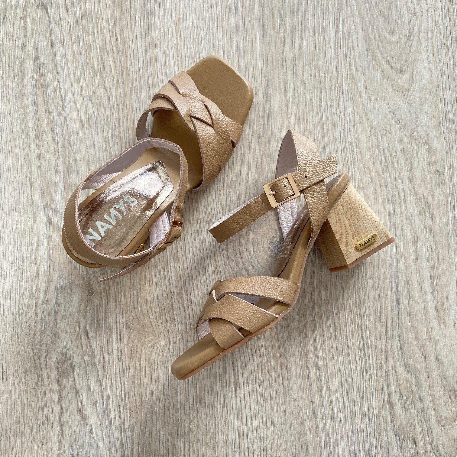 Sandalia taupe en cuero