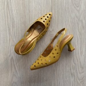 Zapato mostaza en cuero con roticos