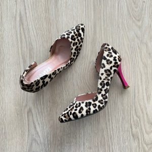 Zapatos estiletos animal print en cuero