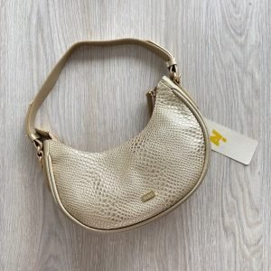 Bolso dorado en cuero manos libre