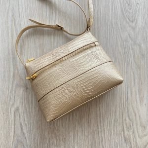 Bolso dorado en cuero tipo folia